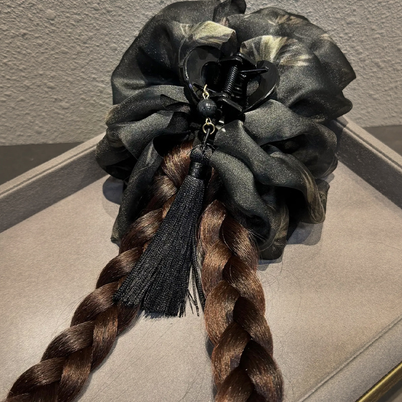 New Chinese-style grab-clip headwear for women at the back of the head, highlighting elegance and increasing hair volume. Hair braid shark clip 2024 new style Application Scenario