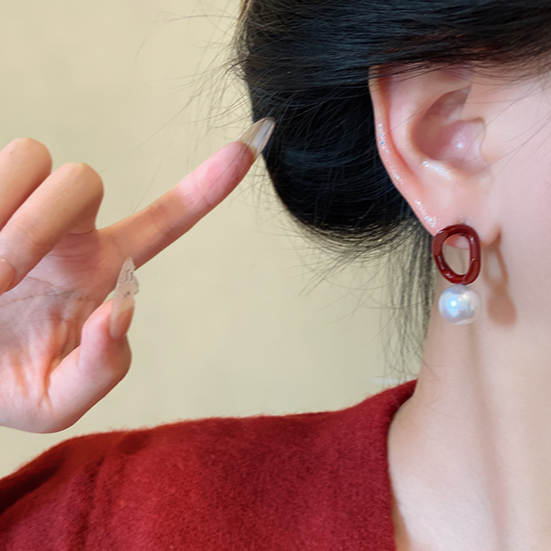 The Ankela red pearl contrasting color earrings for autumn and winter are versatile for women, with a retro and high-end feel. The commuter stud earrings are a unique and popular accessory Application Scenario