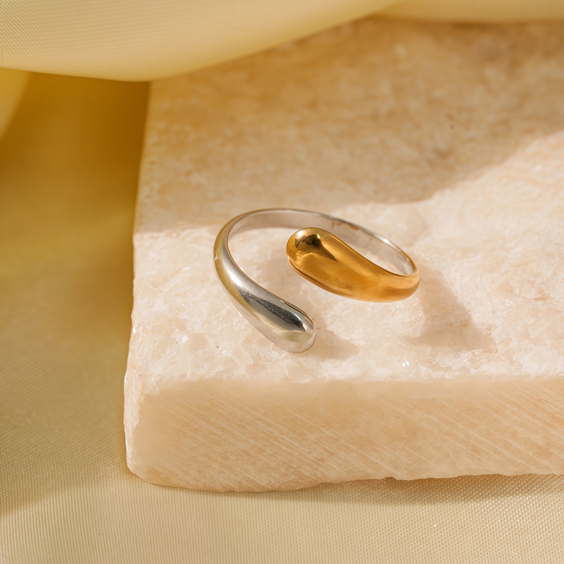 European and American style 18K real gold ring, simple and fashionable color contrast, irregular line open ring, cross-border jewelry Application Scenario