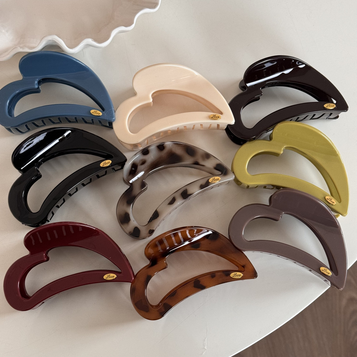 French light luxury M-letter semi-circular medium-sized hair clip, semi-tied hair at the back of the head, coiled hair clamp, gold label, high-end hair accessory Specification drawing