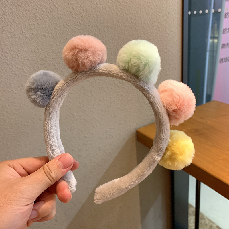 Five-color fur ball hair band, a special anti-slip hair band for washing the face, is a new autumn and winter women's hair band and hair accessory that has become a popular trend in 2022 Specification drawing