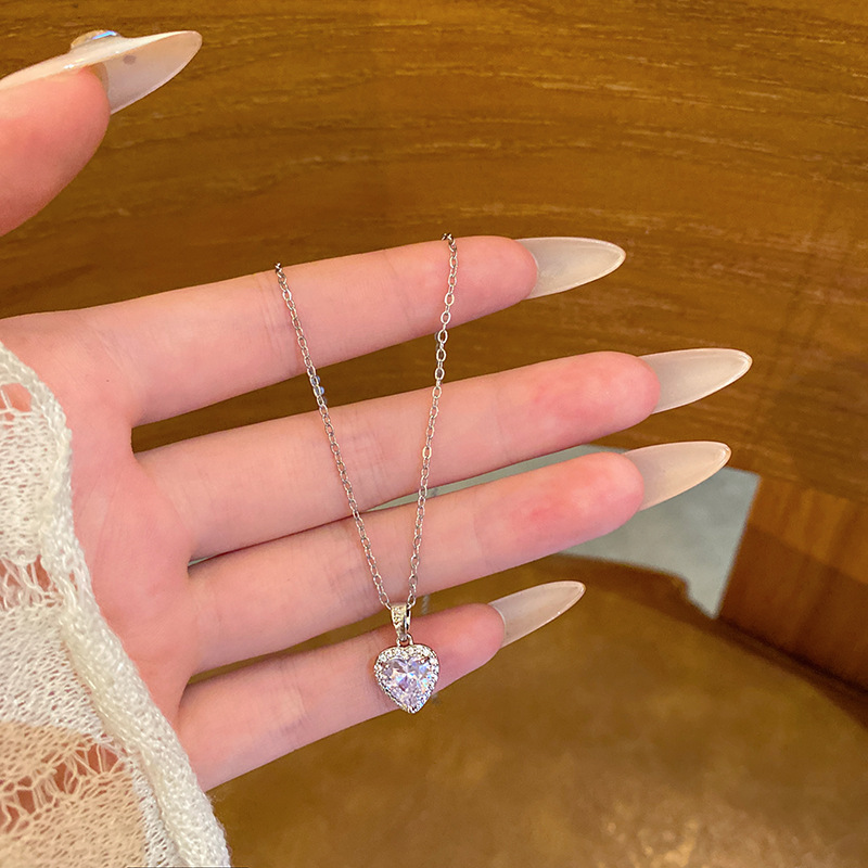 Zirconia love micro-inlaid titanium steel necklace, a fashionable, light luxury, niche and high-end women's collarbone chain, a popular neckchain accessory full figure