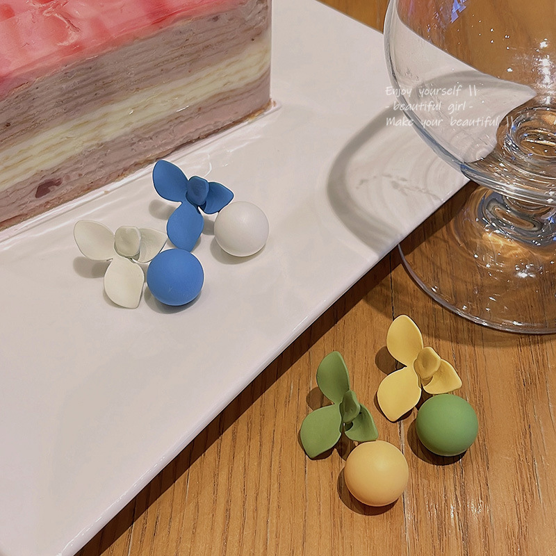 S925 Silver Needle Korean light luxury retro flower earrings, women's high-end design sense, fashionable and popular online celebrity stud earrings Application Scenario