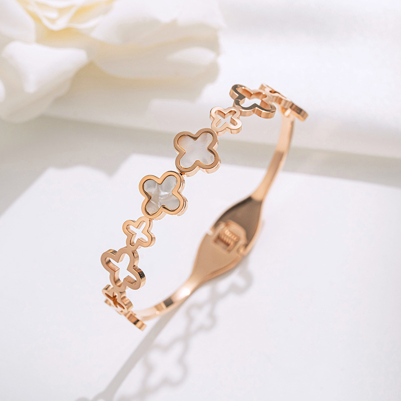 Fashionable hollowed-out four-leaf flower applique titanium steel bracelet for women, summer light luxury and high-end look, non-fading bracelet and accessory wholesale Specification drawing