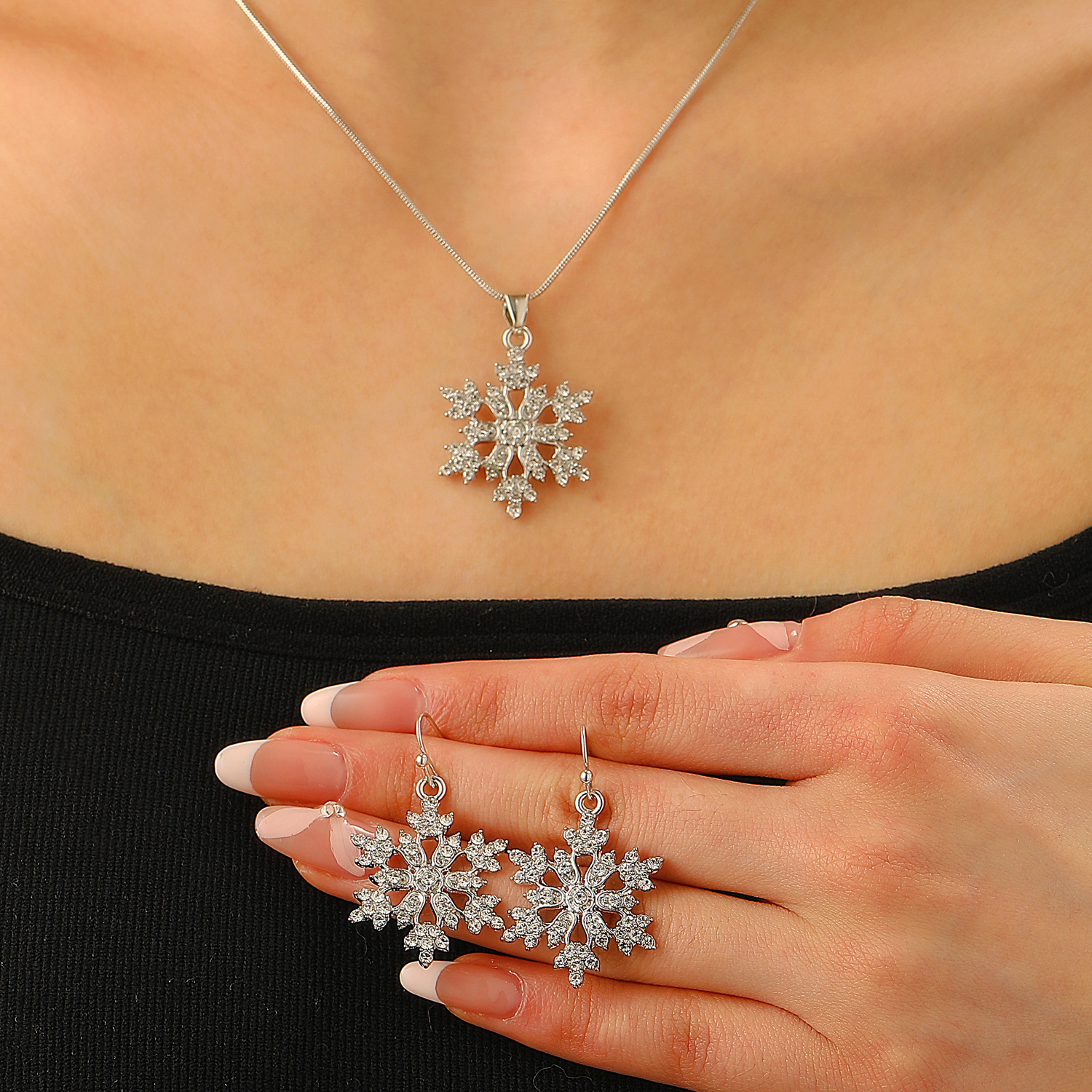 New cross-border set of jewelry, simple and elegant, full diamond snowflake necklace, snowflake stud earrings, Valentine's Day and Christmas gifts full figure