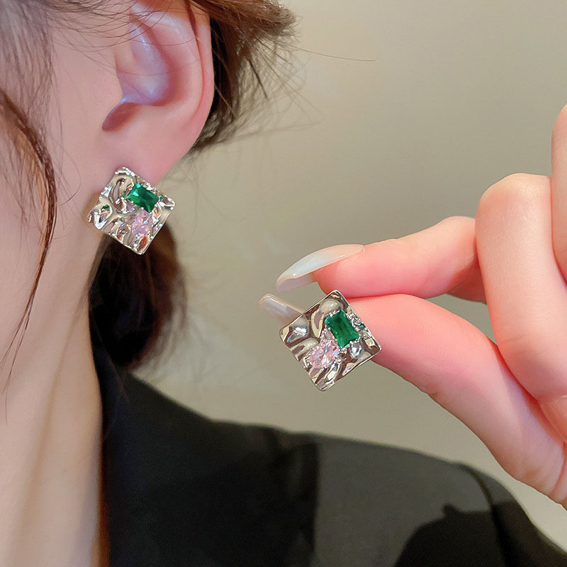 Pleated zircon square cold style earrings, Japanese and Korean simple and fashionable design sense ear studs, new elegant earrings wholesale Application Scenario