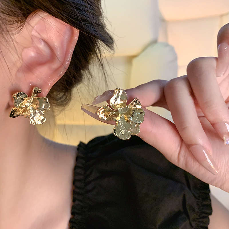 European and American metal flower earrings, a new 2024 bestseller for women, with exaggerated retro stud earrings, exuding a light luxury and high-end charm Application Scenario