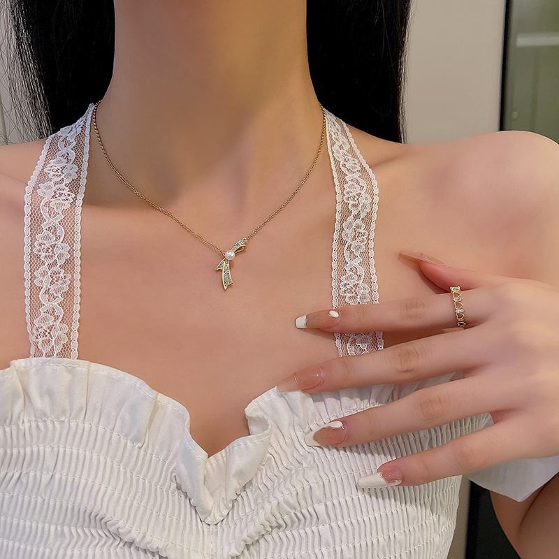 A new Korean super shiny full diamond bow titanium steel necklace with a touch of luxury and sophistication for women, a versatile pearl collarbone chain details Picture