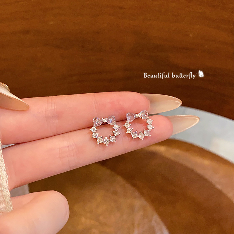 Exquisite diamond-encrusted bow stud earrings for women, with a light luxury and high-end feel, are perfect for summer earrings. Unique and beautiful earrings for women full figure