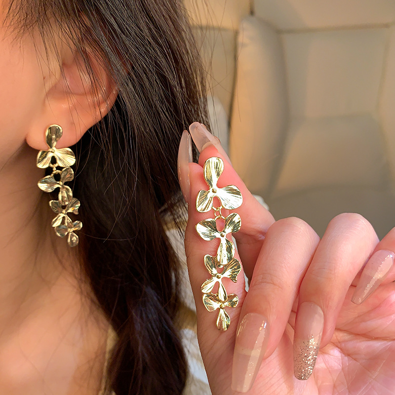 European and American exaggerated metallic tassel flower earrings, a retro and high-end style for women, romantic earrings details Picture