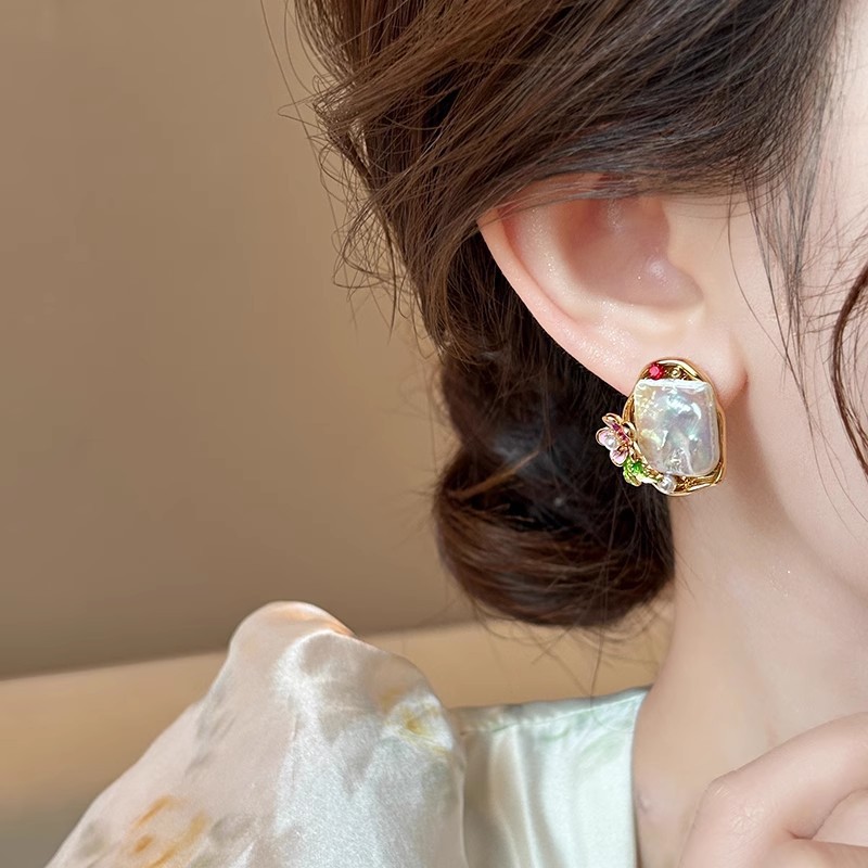 Irregular Baroque pearl stud earrings for women, light luxury, retro floral earrings, fashionable, elegant and high-end, internet-famous earrings Application Scenario