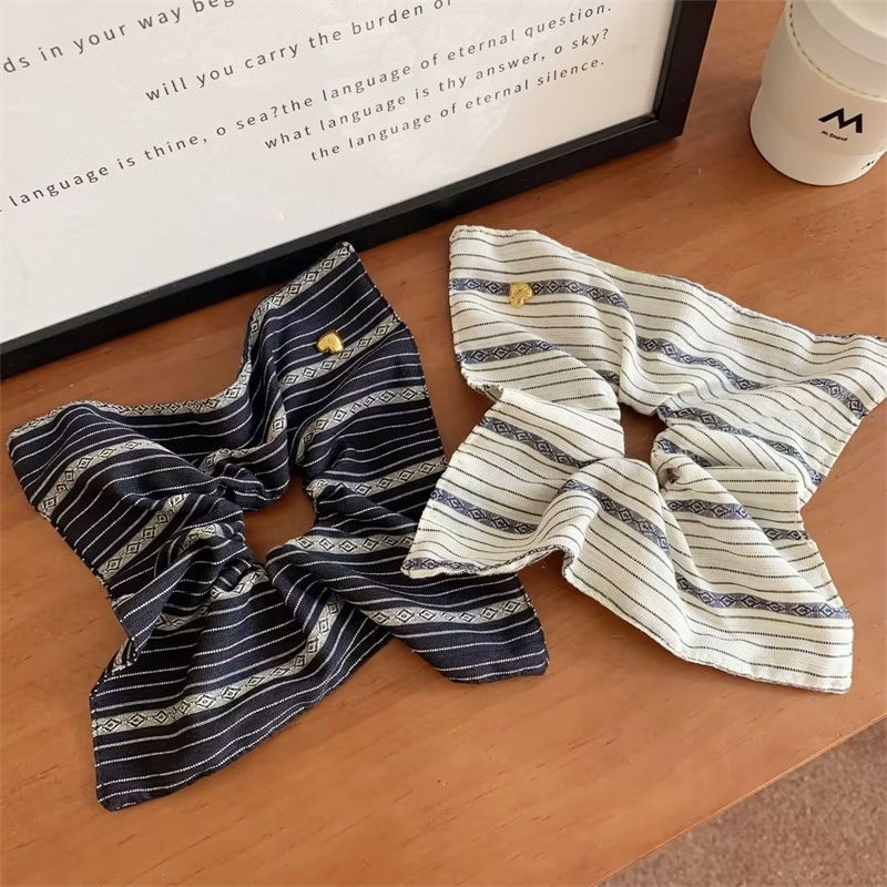 The blogger's retro striped square large intestinal hair band, square scarf, hair tie, low ponytail hair tie, hair tie, hair band and hair accessory details Picture