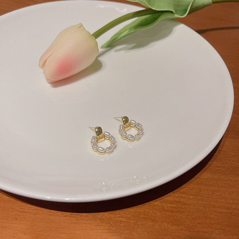 S925 Silver needle Korean new retro pearl earrings, a cold and elegant style for women, simple and versatile stud earrings wholesale Application Scenario