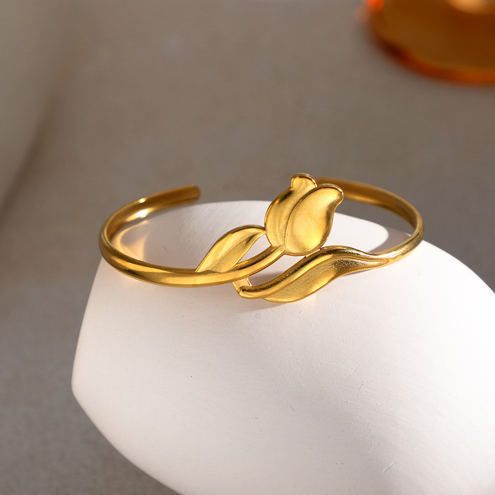This cross-border gold-plated bracelet from Europe and America is a bestseller for women, exuding a sense of high-end luxury and light elegance. It has an open opening and does not fade. It is a new bestseller from temu full figure