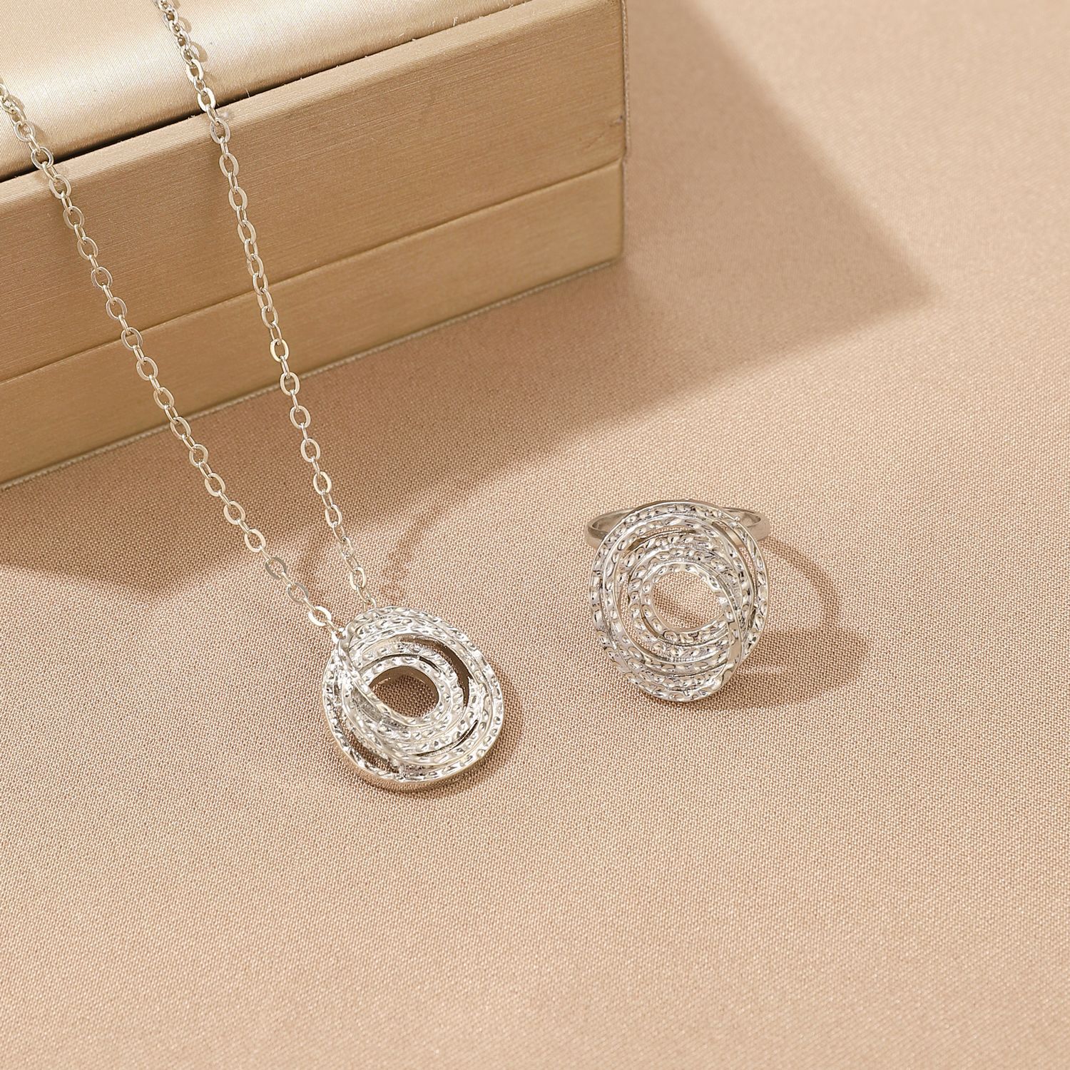 European and American InS-style simple geometric winding ring necklace set, fashionable, niche, high-end and versatile jewelry for women Application Scenario