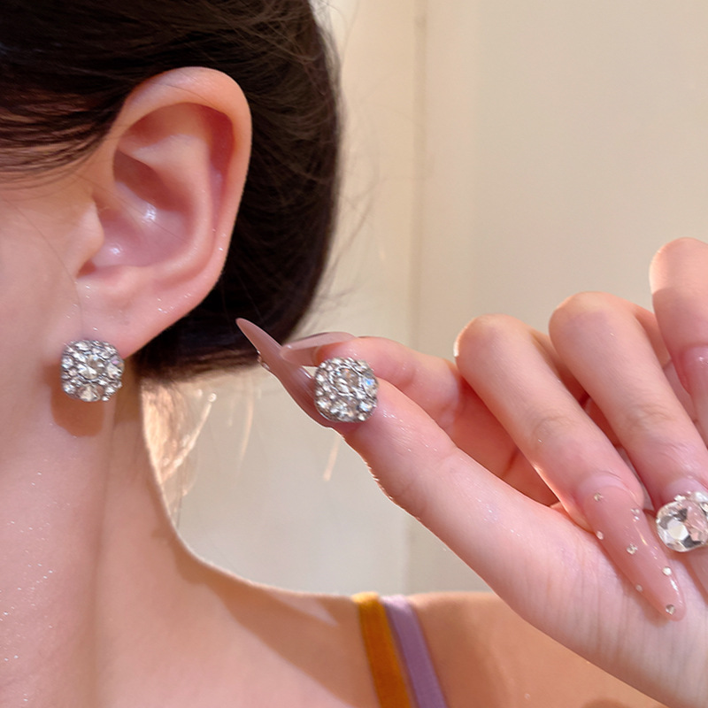 Japanese and Korean style exquisite full-diamond zircon earrings, women's fashionable, niche and light luxury style stud earrings, the same as Douyin's hot girl earrings details Picture