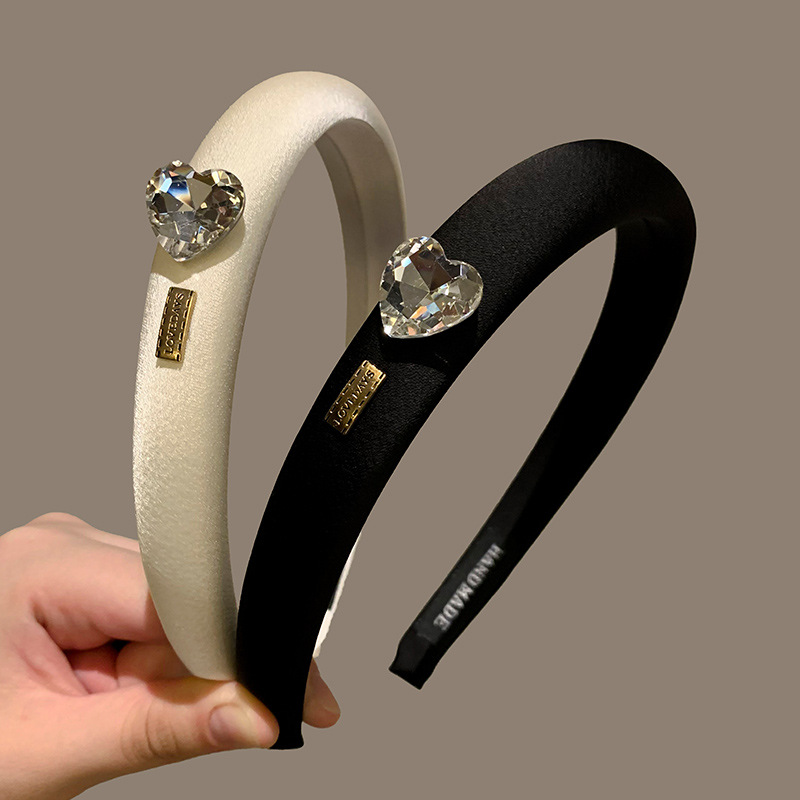 French retro heavy metal rhinestone heart-shaped black satin hair band for tall women on the top of the head, highlighting a small and high-end look on the face Application Scenario