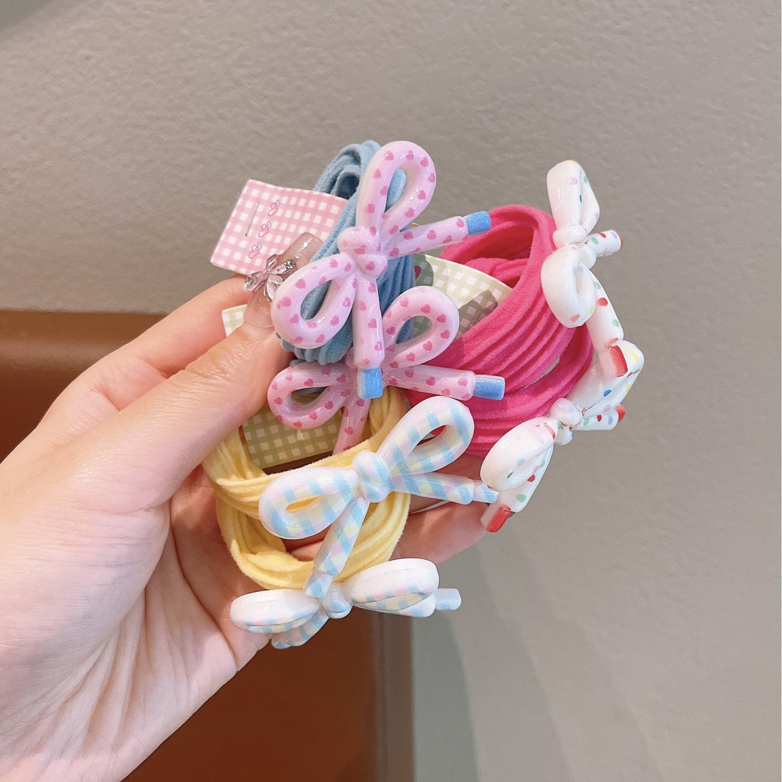 Korean-style children's cream candy-colored basic printed resin bow hair band, solid color hair tie for girls and parents Application Scenario