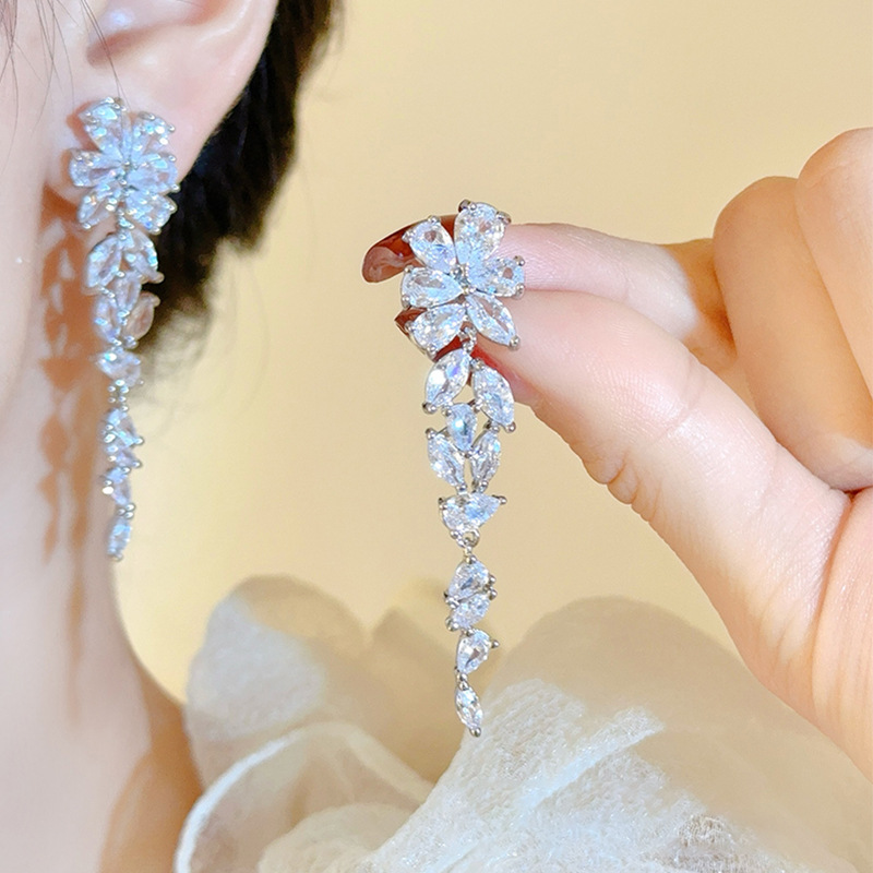 Super Flash Zircon tassel stud earrings for women, a new style of minimalist and light luxury earrings in 2025 full figure