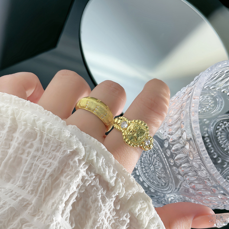 A mid-style antique coin embossed female figure ring, a niche retro Italian brushed light luxury high-end index ring for women details Picture