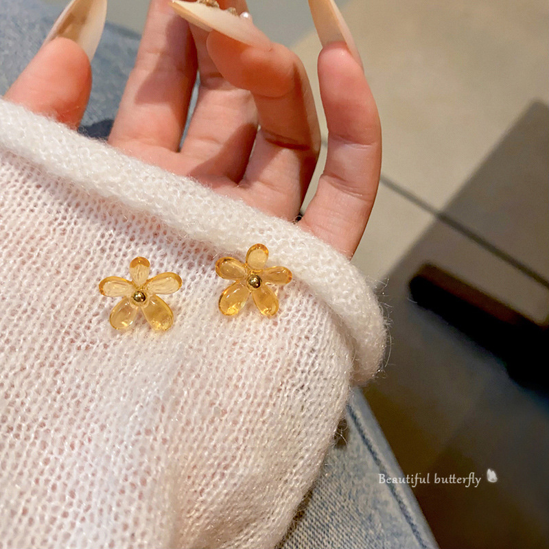 Hong Kong-style transparent resin flower stud earrings, a niche design for women, versatile and sweet, unique autumn and winter earrings Specification drawing