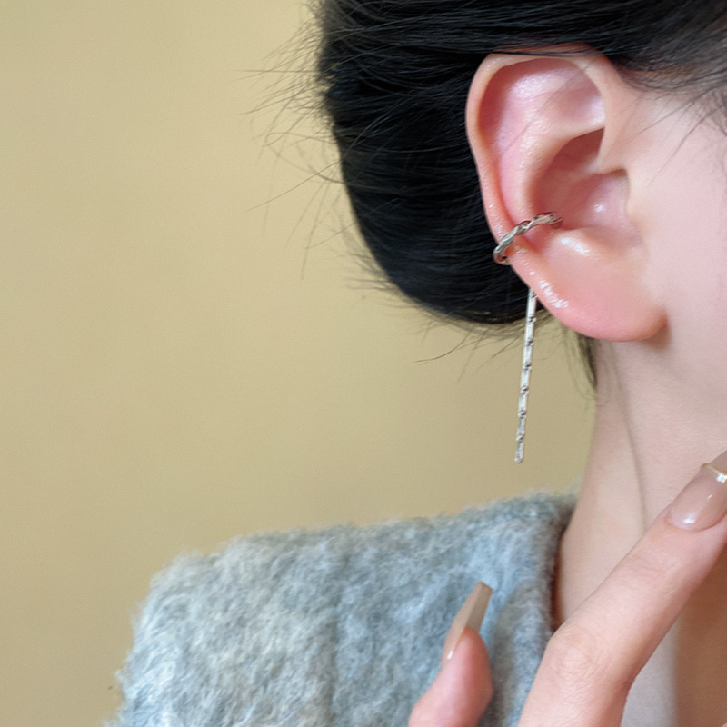 Cold style twisted long tassel earrings for women's autumn and winter, new no-ear piercing ear bone clips, simple and fashionable earrings Application Scenario