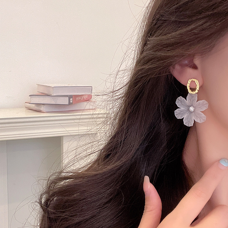 Super fairy-like white flower earrings for women, spring fashion, fresh and delicate floral earrings, versatile and elegant, the same style of earrings as Internet celebrities Application Scenario