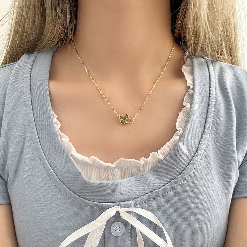 French retro pearl necklace for women, light luxury and niche design sense, high-end collarbone chain, 2024 new style bestseller necklace full figure