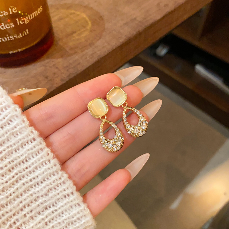 Light luxury and niche diamond-encrusted teardrop-shaped earrings, women's design sense, cat's eye stone stud earrings, fashionable and versatile new style of elegant earrings full figure
