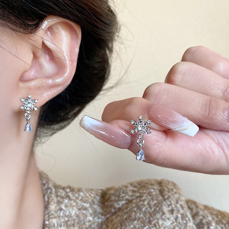 Winter Zircon snowflake stud earrings, a fashionable, exquisite and high-end accessory with a simple and individual style, are popular online celebrity bestsellers details Picture
