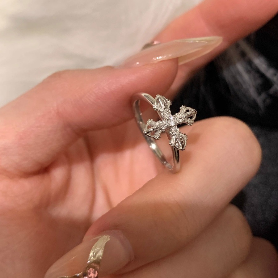 Korean version cross ring for women, 925 silver, with a unique and elegant design, is a light luxury and high-end ring with a sense of design Application Scenario