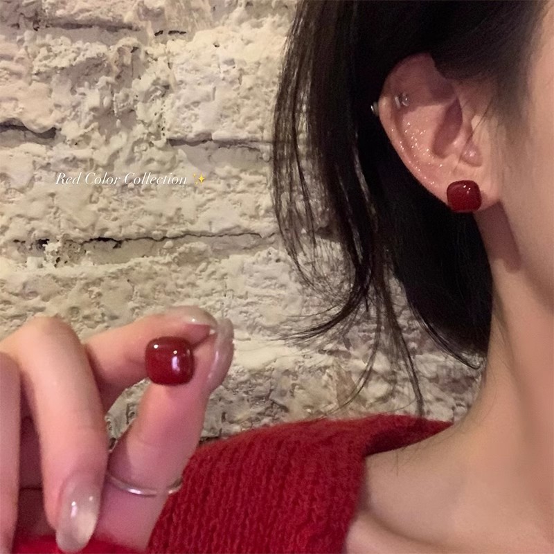 French-style whitening, encore red, elegant geometric square stud earrings, women's high-end, simple earrings, autumn and winter fashionable earrings details Picture