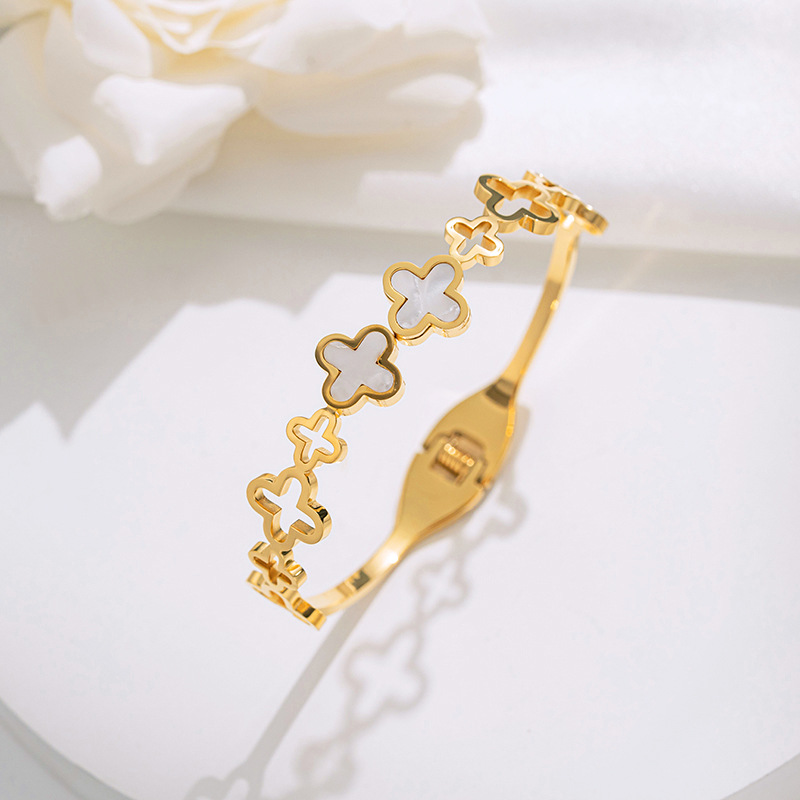 Fashionable hollowed-out four-leaf flower applique titanium steel bracelet for women, summer light luxury and high-end look, non-fading bracelet and accessory wholesale Application Scenario