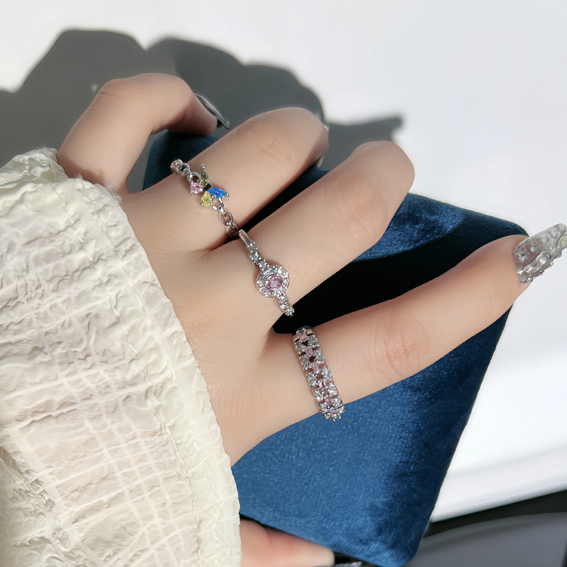 A new, simple yet sophisticated, sweet and cool butterfly-shaped opening ring with a cold female style, exquisitely layered and luxurious index finger ring full figure