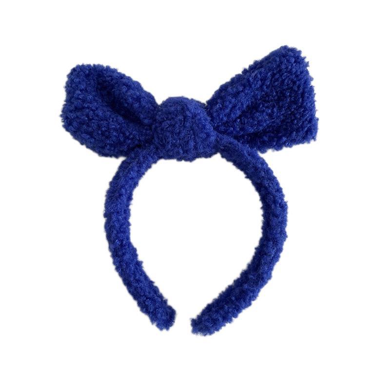 A cute plush bow headband for women to wash their faces, apply makeup and press their hair. It's a Korean-style popular all-rounder headband and accessory Item Picture