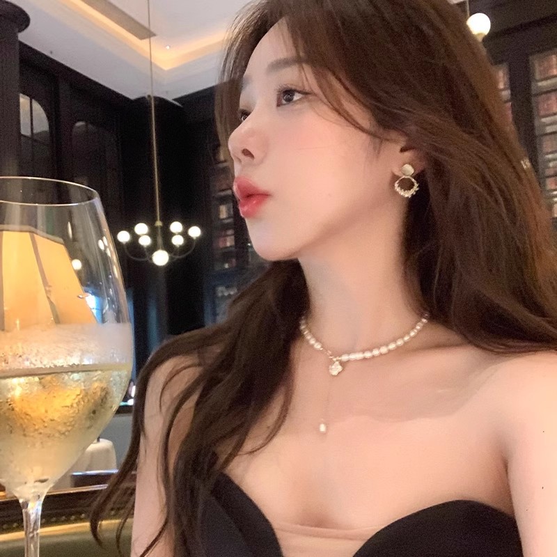Square sugar cat's eye stone diamond-shaped pearl earrings, light luxury and high-end style, elegant stud earrings, women's autumn and winter silver needle unique earrings Application Scenario