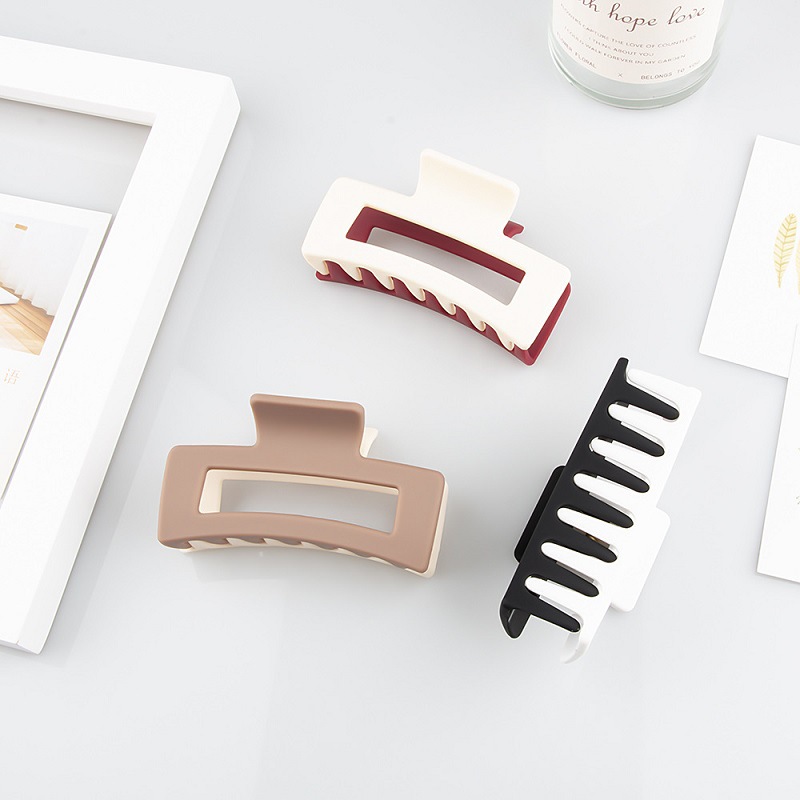 Double-sided cream solid color large color-blocking grab, women's back head hair clip, Korean bathing shark clip, headwear and hair accessory Application Scenario