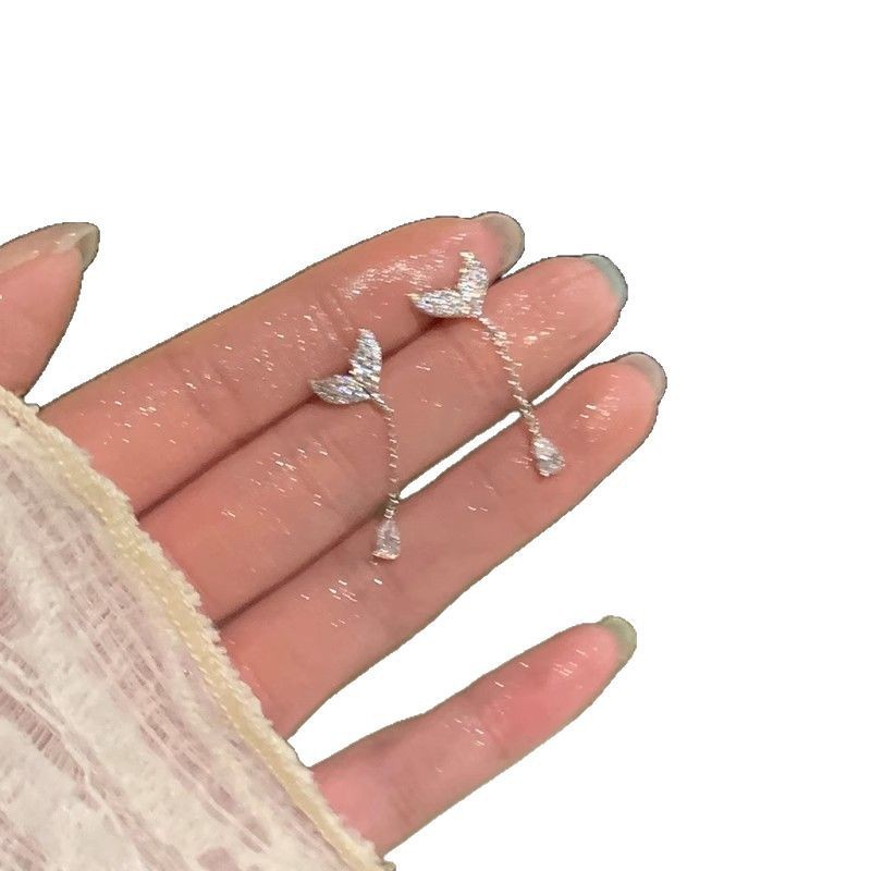 The ultra-sparkling diamond-encrusted fishtail stud earrings are a niche design for women. The water drop tassel earrings exude a cool and elegant vibe, and are popular earrings for women Item Picture