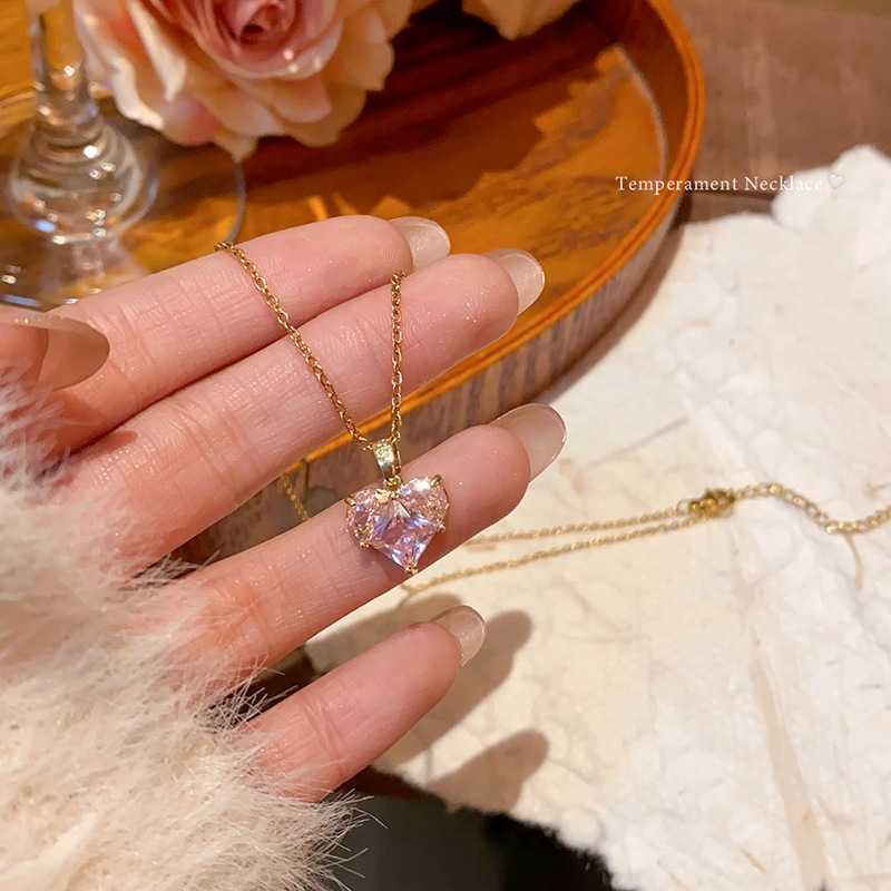 The pink heart-shaped zircon titanium steel necklace exudes an ethereal feminine charm and is versatile. The heart-shaped collarbone chain is a bestseller and a popular online celebrity necklace accessory full figure