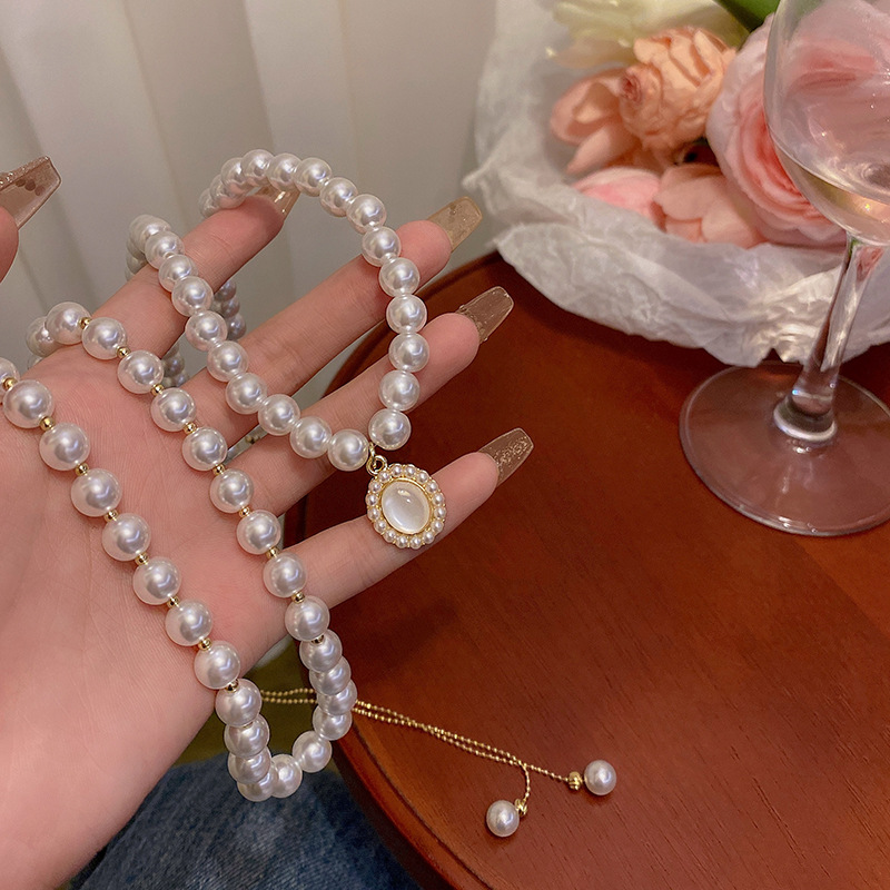 French retro pearl necklace, light luxury, fashionable, high-end design sense, versatile and elegant collarbone chain, popular neckchain accessory full figure