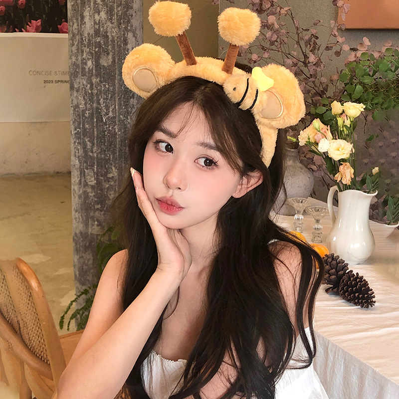 Cute plush bee hair band, cartoon headband, face wash, funny hair clip, adult headwear, children's photo performance hair accessory Application Scenario