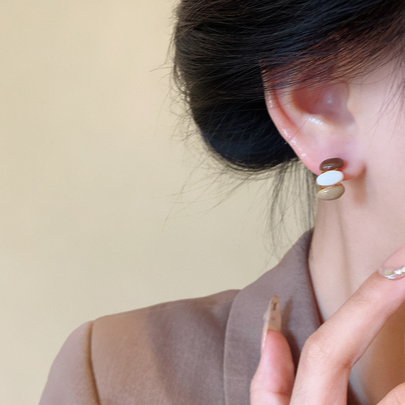 Retro glazed color-blocking small bean stud earrings, women's fashionable and niche design oval earrings, versatile and elegant earrings Application Scenario