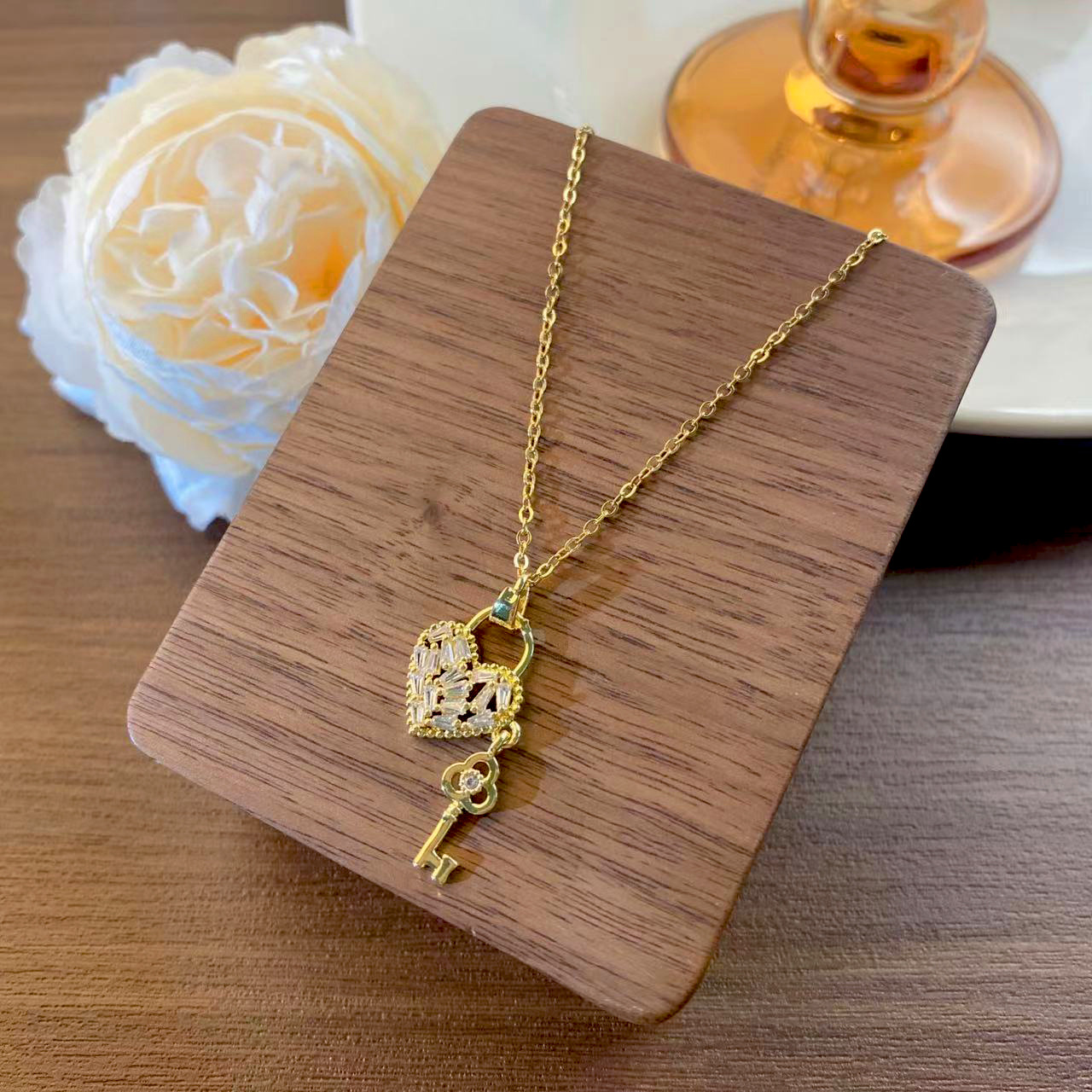 Fashionable and exquisite zircon heart key necklace, women's micro-inlay, versatile, popular titanium steel collarbone chain, elegant and light luxury accessory details Picture
