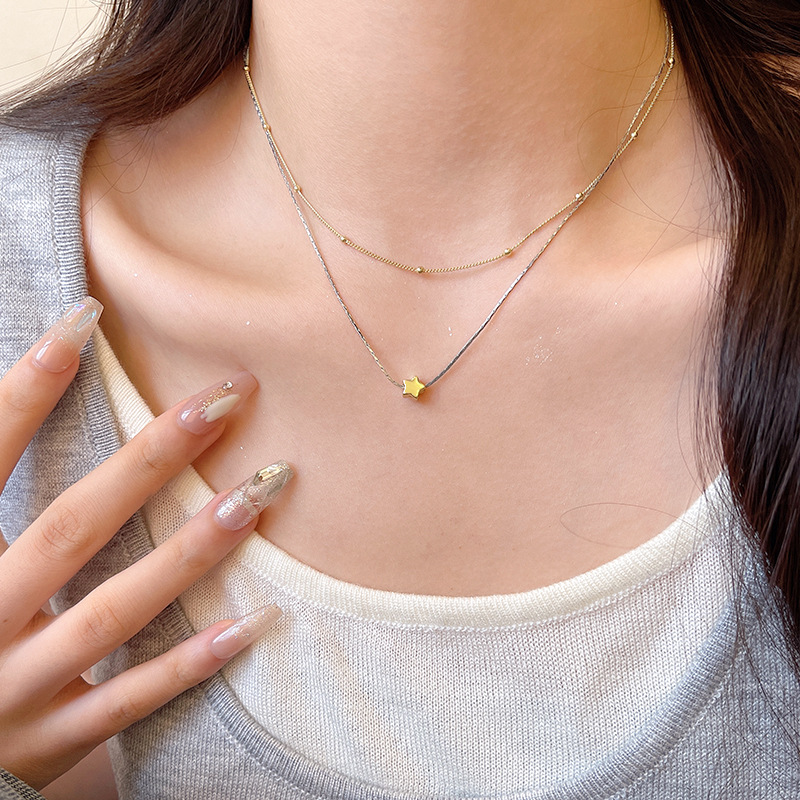 The double-layered and contrasting color necklace from Europe and America is versatile for women, exuding a sense of elegance and sophistication. It is a trendy accessory with a star-shaped collarbone chain and necklace details Picture