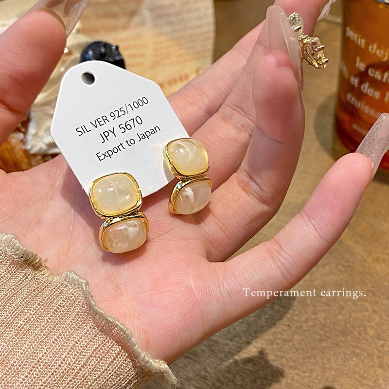 French retro square resin earrings for women, light luxury, niche and high-end, unique and individual stud earrings, wholesale of socialite earrings Specification drawing