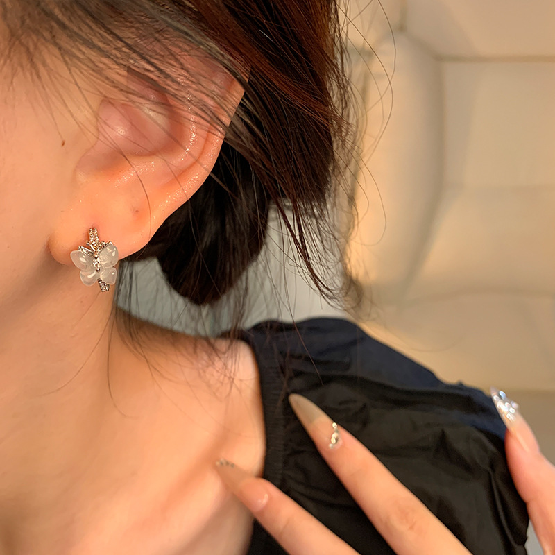Super ethereal, butterfly cat's eye stone ear buckle, sweet, gentle, light luxury, versatile earrings, personalized and small earrings wholesale Application Scenario