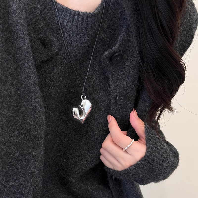 Korean 925 silver long heart-shaped drawstring sweater chain, simple, versatile and high-end heart-shaped pendant necklace for women Application Scenario