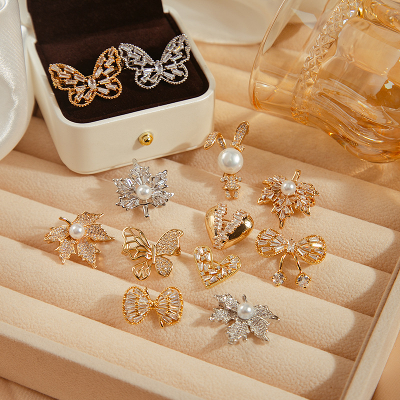 European and American maple leaf bow brooches, retro heart-shaped rabbits, diamond-encrusted brooches, pearl inlays, versatile accessories wholesale details Picture