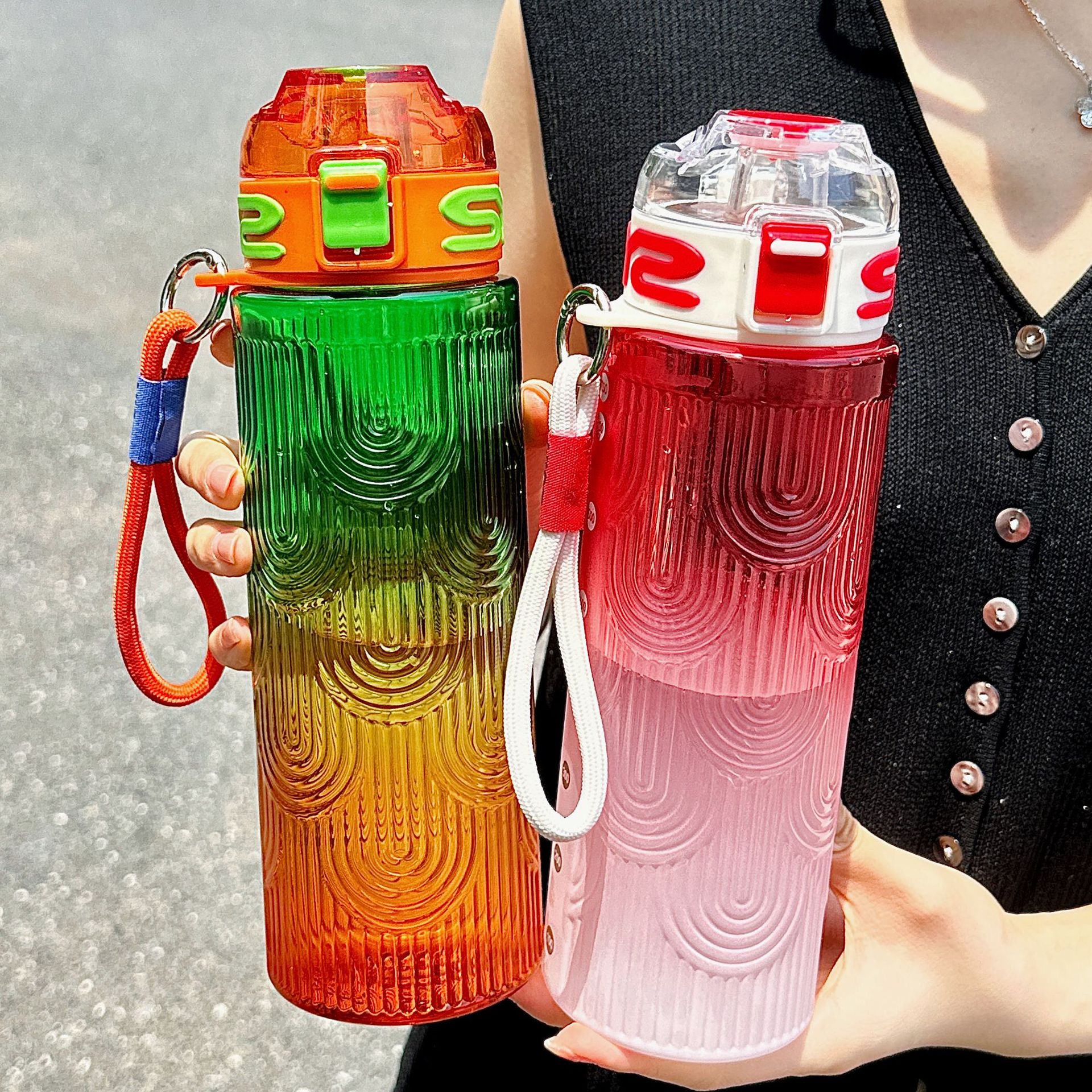 New sports water cup, trendy texture, portable hand-held plastic cup, large-capacity gradient color with scale, direct drinking cup full figure