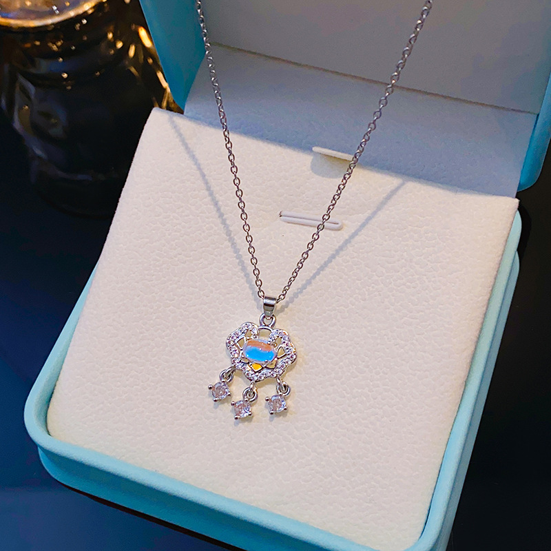 Silver micro-inlaid full of diamonds and sapphires peace lock necklace, a rare and light luxury long-lasting lock, titanium steel collarbone chain wholesale Specification drawing
